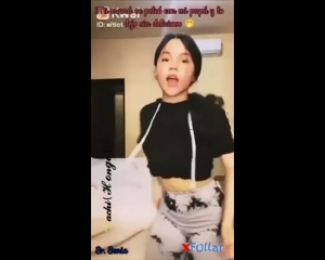 Pequena Fitness cabalgando como una profesional