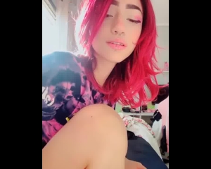 Amizinha_X llena su coño con un consolador